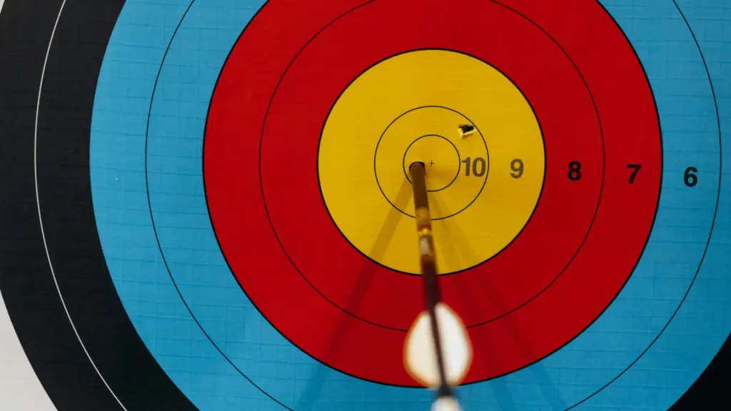 Um alvo com uma flecha no meio, fazendo referência a um alvo/meta atingida.