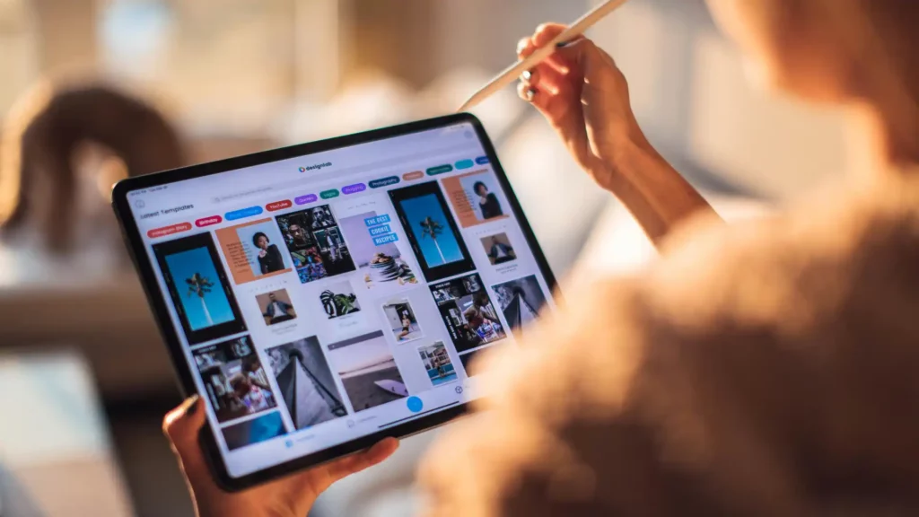 Uma pessoa olhando tendências de design em um tablet.