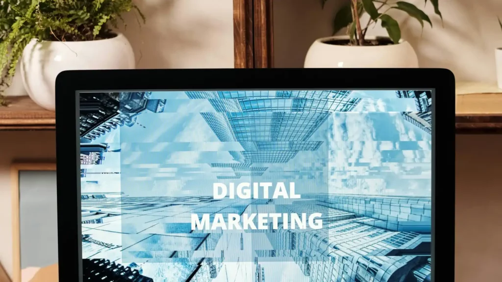 Um computador com a palavra "Digital Marketing"