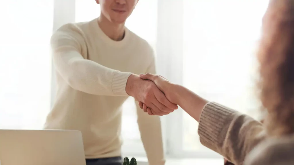 Imagem de um empresário e um cliente apertando as mãos